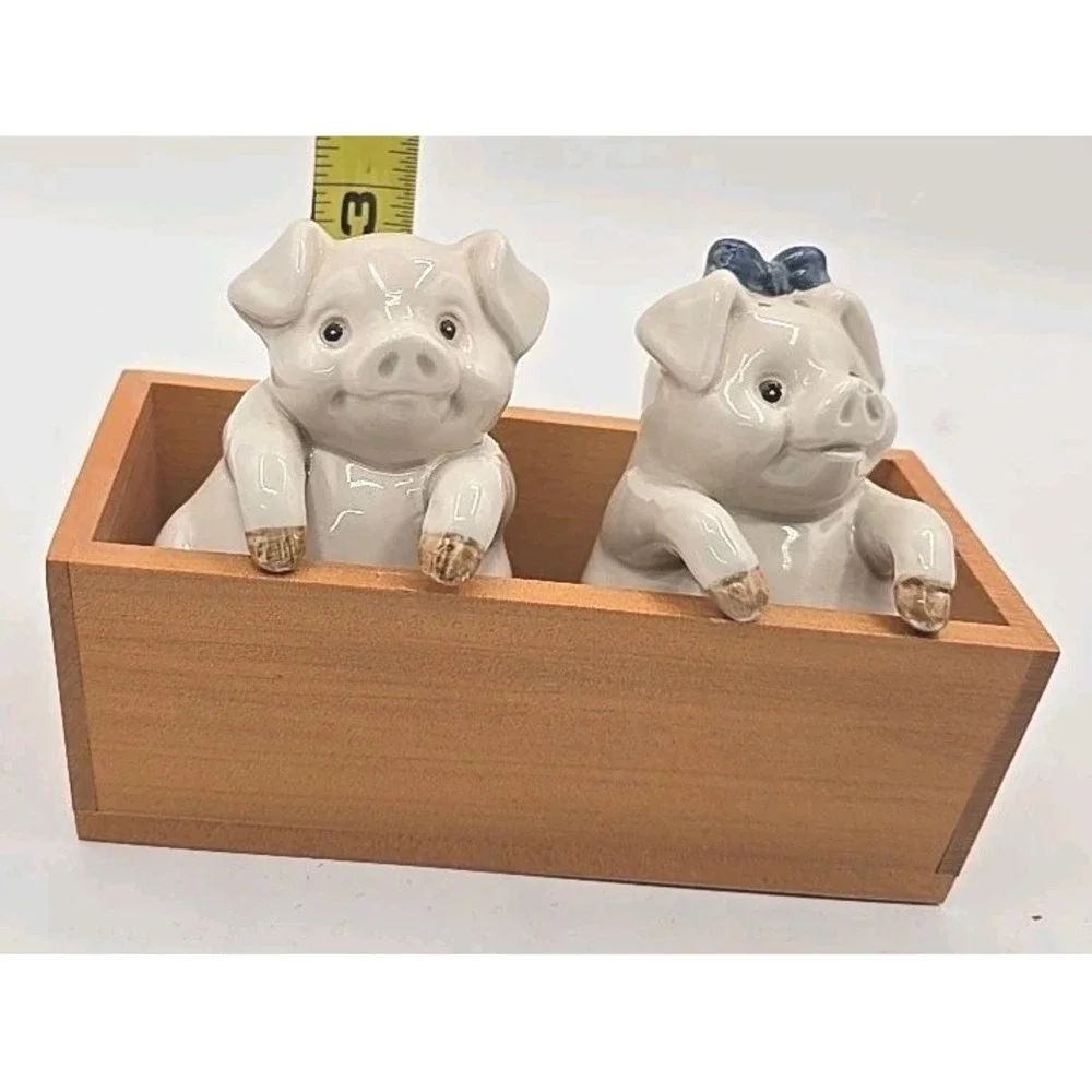 Vintage‎ Fritz and Floyd Pigs in A Wooden Box U260-14